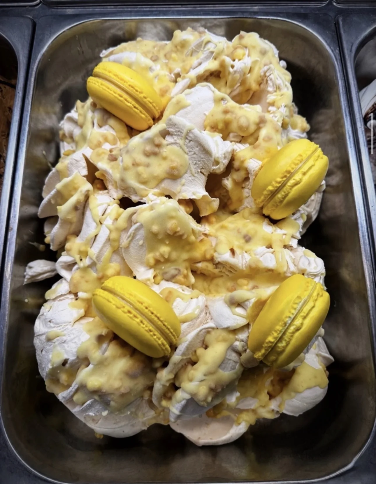 Helado especial con macarons crujientes
