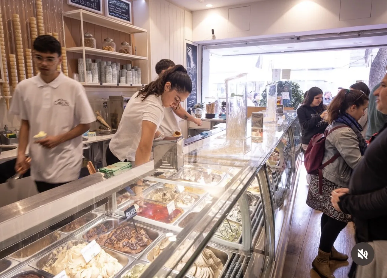 Vitrina completa de Gelateria Carles con todos sus helados
